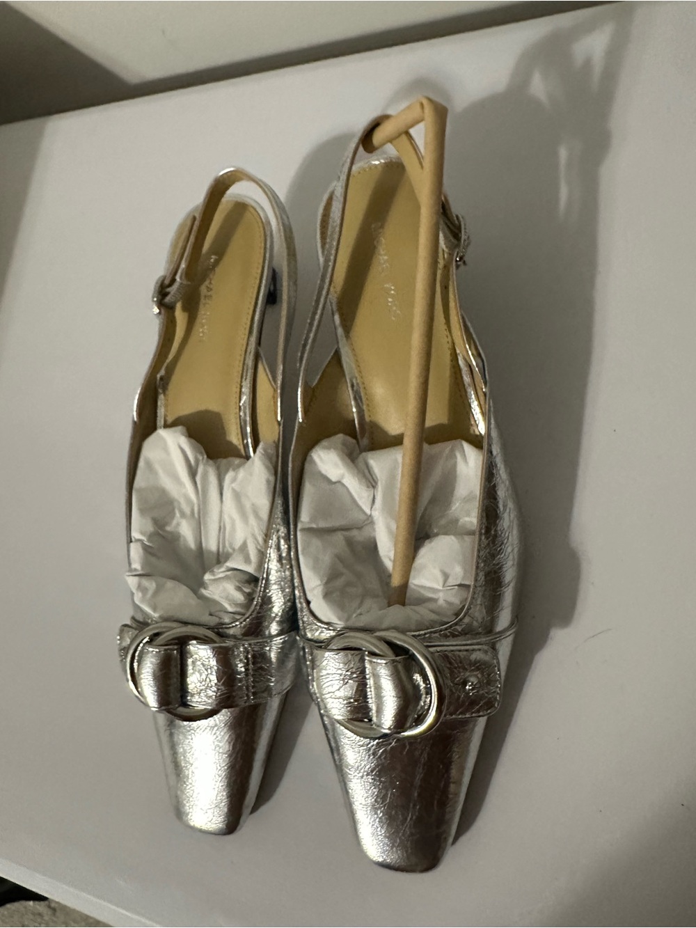 Michael Kors Women’s Silver Jaden Kitten Sling Pump Size 7.5 - Picture 4 of 6